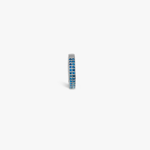 Kostbarer Creolen-Ohrring aus blauem, rhodiniertem Silber mit einem halben Saphir